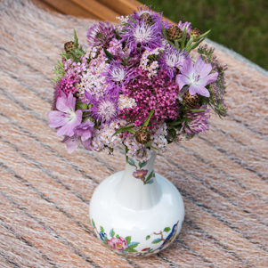 Sommerblumenstrauß aus Gartenblumen (Malve, Fette Henne) für eine Vintage-Braut aus Nidderau