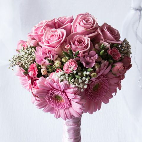 Brautjungfern-Strauß mit weißen und rosa Rosen, Gerbera, Bouvardia aus Nidderau