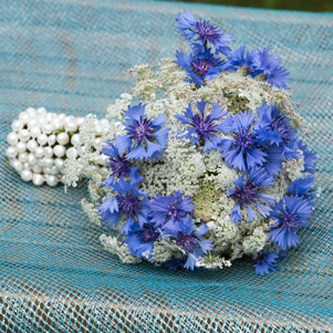 Sommerblumenstrauß aus Wildblumen (Wiesenkerbel, Schafgarbe und Kornblumen) mit einer Perlenkette für eine Vintage-Braut aus Nidderau